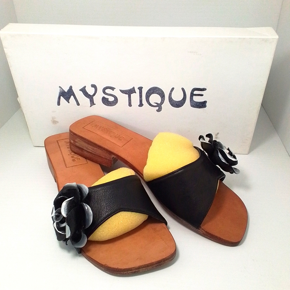 Mystique Boutique Black White Sandals Sz 8 NEW IN BOX